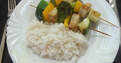 Keptuvėje kepti tofu ir daržovių vėrinukai