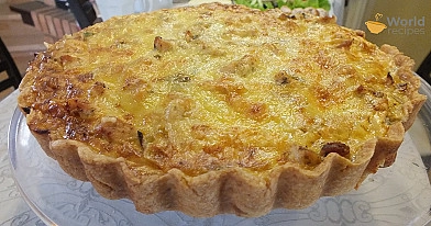 Kyšas (trapios tešlos pyragas) su vištiena, porais, grietinėle ir sūriu