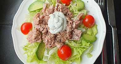 Kasdieninės tuno salotos su Iceberg, pomidorais, agurkais ir kiaušiniais