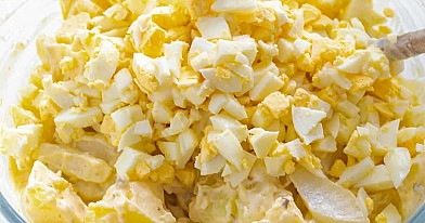 Vištienos salotos-mišrainė su ananasu, kiaušiniais, kukurūzais ir kietuoju sūriu