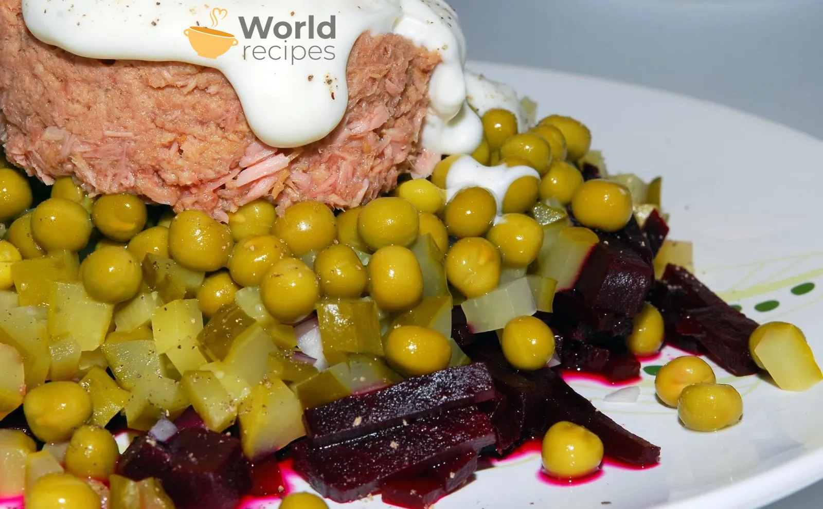 Tuno salotos su burokėliais, žirneliais, marinuotais agurkais ir svogūnais