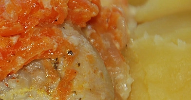 Vištienos blauzdelės, troškintos su morkomis ir grietinėle