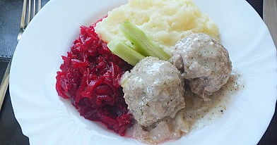Bavariški mėsos faršo kukuliai su baltu padažu