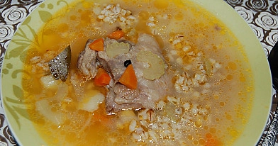 Perlinių kruopų sriuba su šonkauliukais, morkomis ir bulvėmis
