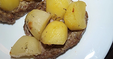 Orkaitėje - folijoje kepta kiaulienos sprandinė su bulvėmis