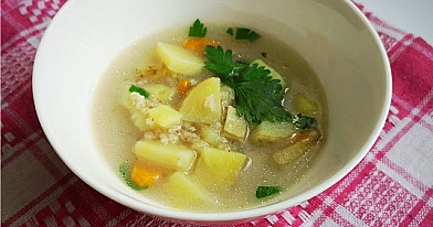 Kvapni miežinių kruopų sriuba su bulvėmis ir morkomis, vištienos sultinyje