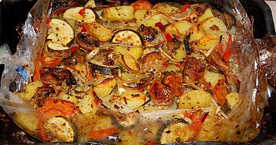 Kiaulienos troškinys su bulvėmis ir daržovėmis orkaitėje (kepimo rankovėje)