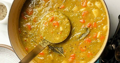 Skani žirnių sriuba su perlinėmis kruopomis, bulvėmis ir morkomis