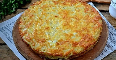 Tarkuotų bulvių pyragas su sūriu ir česnaku, keptas orkaitėje