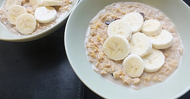 Saldi avižinė košė su moliūgu, bananais ir džiovintais vaisiais