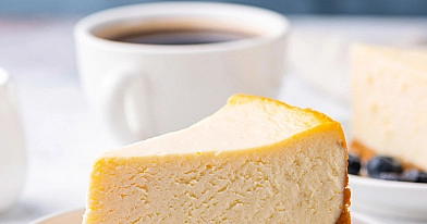 Greitai pagaminamas nekeptas maskarponės sūrio tortas su sausainių pagrindu