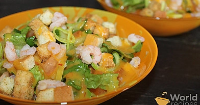 Greitos krevečių salotos su česnakiniais skrebučiais ir mango padažu