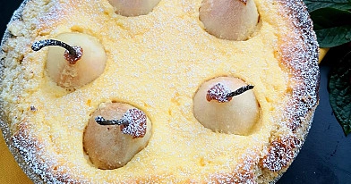 Varškės pyragas su kriaušėmis ir maskarponės sūriu