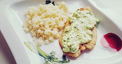 Vištienos kepsneliai su brokolių ir sūrio padažu