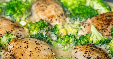 Vištiena grietinėlės padaže su brokoliais ir česnaku