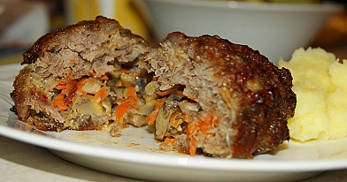 Kiaulienos faršo kotletai su morkų, pievagrybių ir sūrio įdaru, kepti orkaitėje