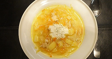 Raugintų kopūstų sriuba su vištiena, morkomis ir bulvėmis