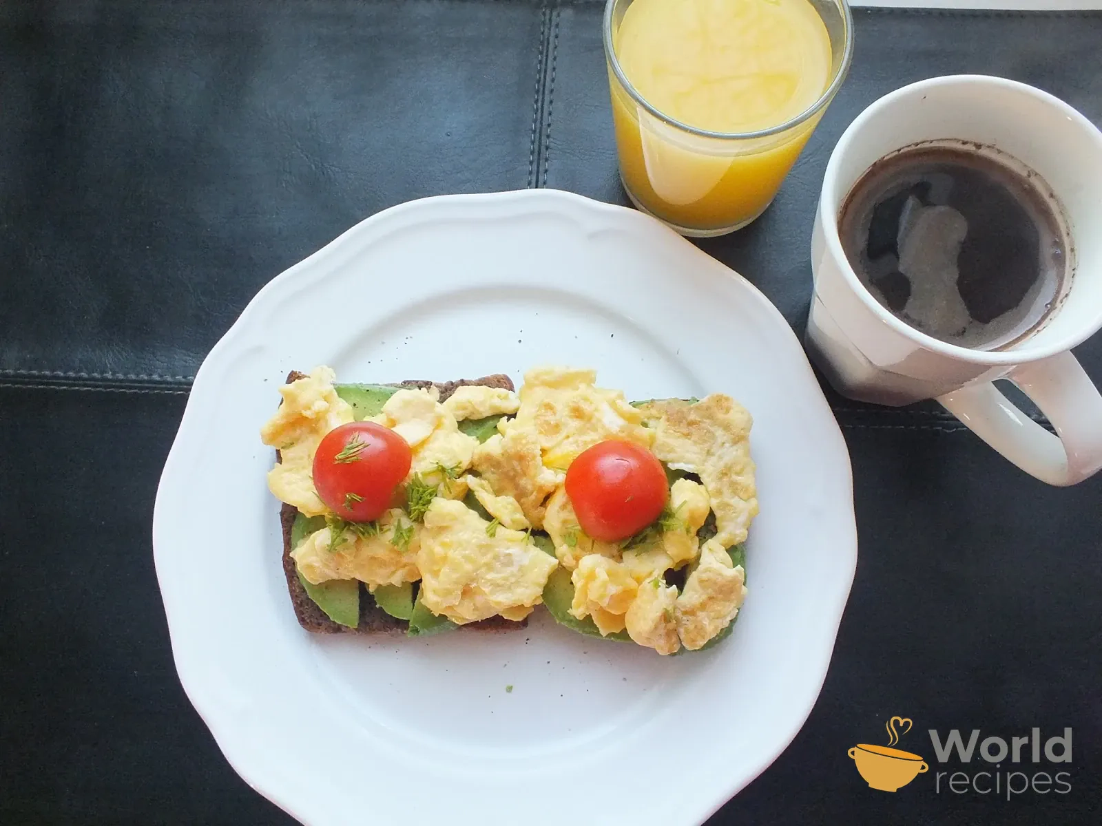 Pusryčių skrebučiai - sumuštiniai su grūdėta duona, avokadu ir plaktu kiaušiniu
