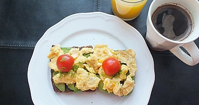 Pusryčių skrebučiai - sumuštiniai su grūdėta duona, avokadu ir plaktu kiaušiniu