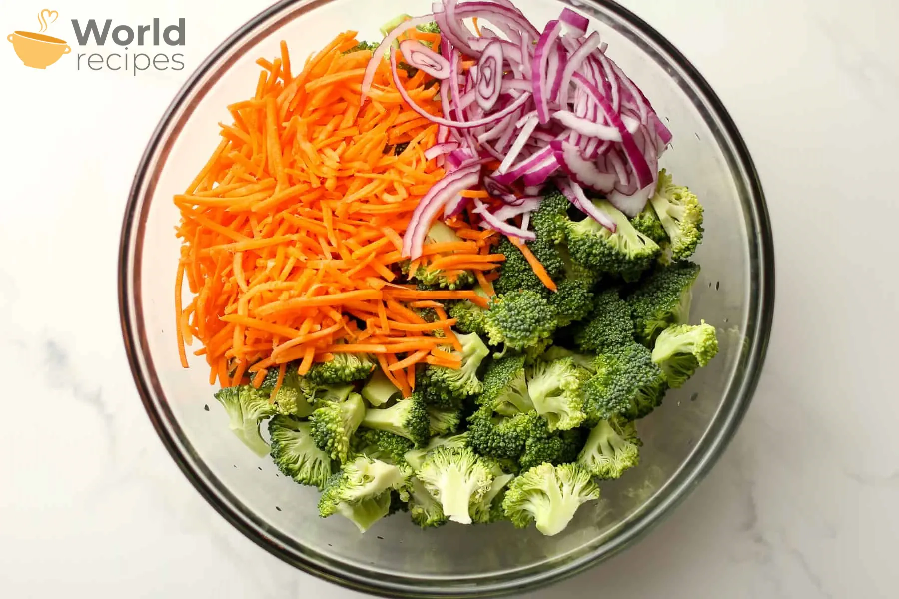Gaivios salotos su brokoliu, svogūnu, morkomis ir medaus-acto užpilu