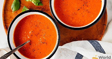 Keptų pomidorų ir paprikų sriuba su česnakais bei svogūnais