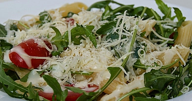 Makaronų salotos su gražgarstėmis, vyšniniais pomidorais ir sūriu