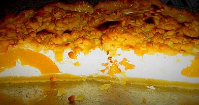 Pyragas su varške ir konservuotais persikais