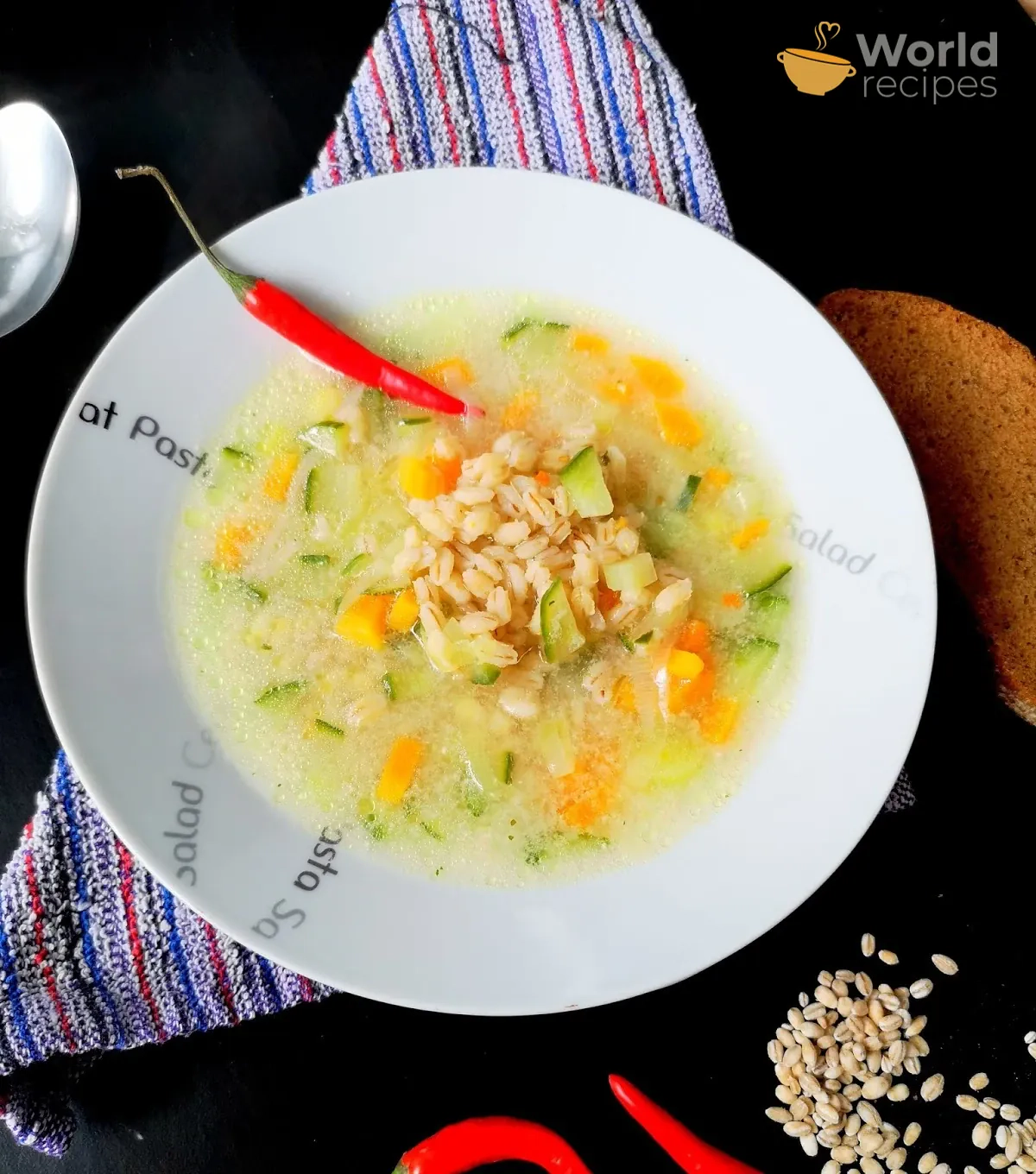 Šviežių agurkų sriuba su perlinėmis kruopomis, morkomis ir lydytu sūreliu