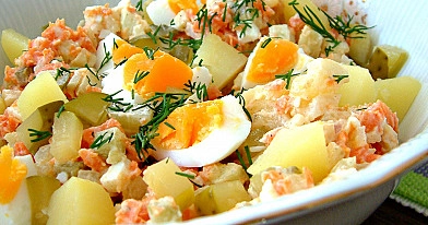 Daržovių, virtų bulvių ir kiaušinių mišrainė Velykoms su majonezu