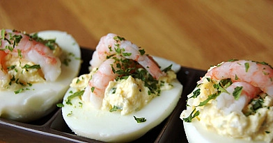 Krevetėmis, varške ir česnakais įdaryti kiaušiniai su majonezu