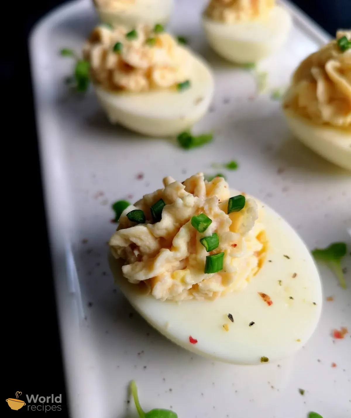 "Velniški" kiaušiniai su vištienos kumpelio įdaru, garstyčiomis ir kreminiu sūriu