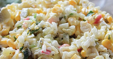 Krabų lazdelių salotos su konservuotais kukurūzais, agurkais ir ryžiais