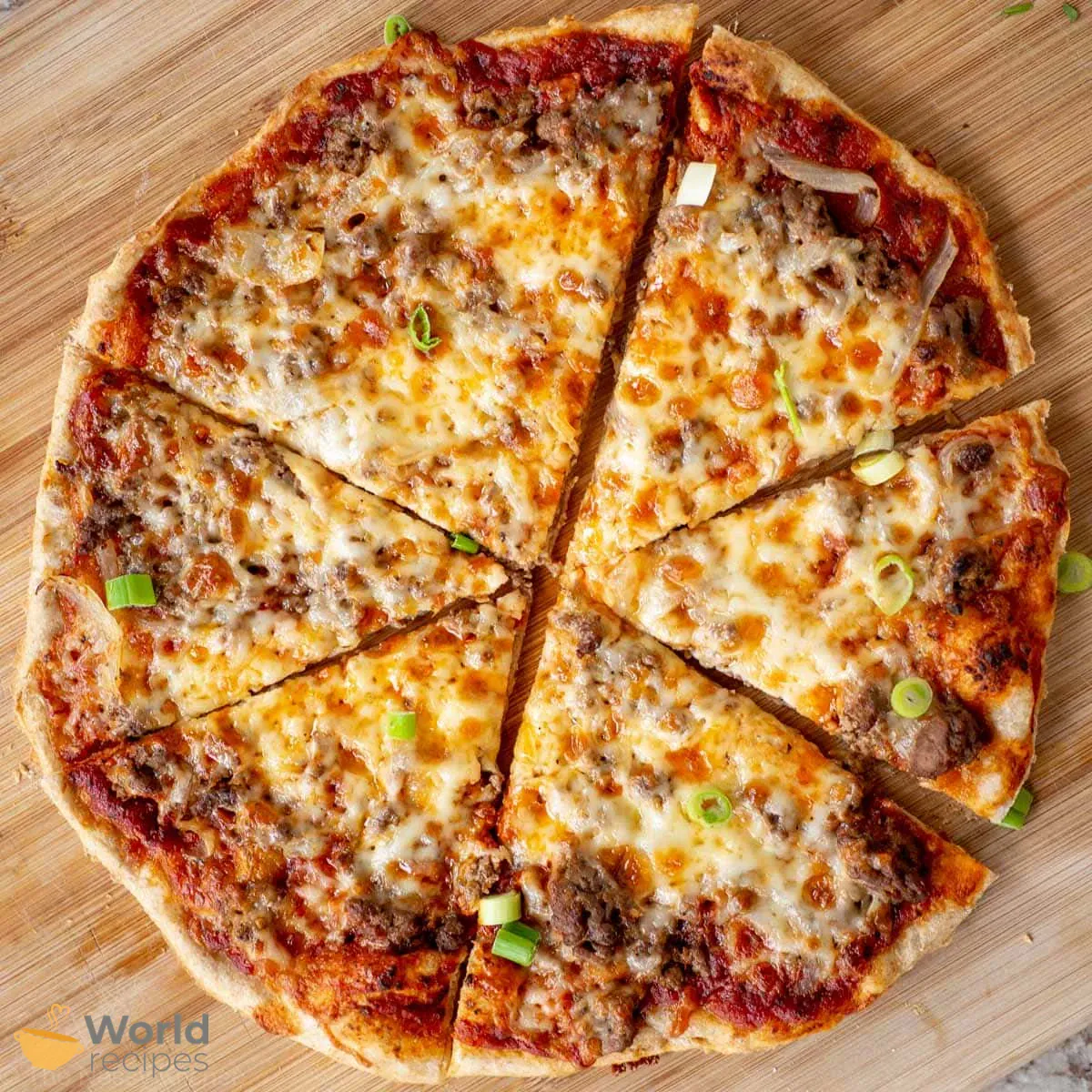 Naminė pica su faršu, pomidorų padažu ir sūriu