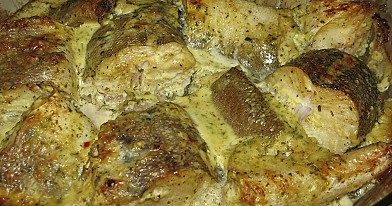 Jūros lydeka kepta - troškinta) orkaitėje su svogūnais, majonezu ir grietine