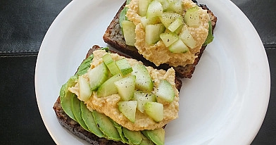 Pusryčių sumuštinis su humusu, agurku ir avokadu