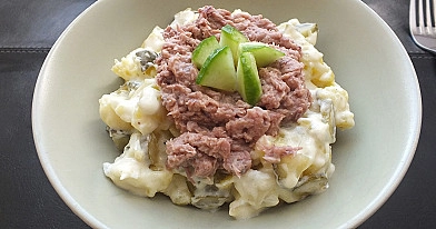 Bulvių salotos - mišrainė su tunu, marinuotais agurkais ir kreminiu sūreliu