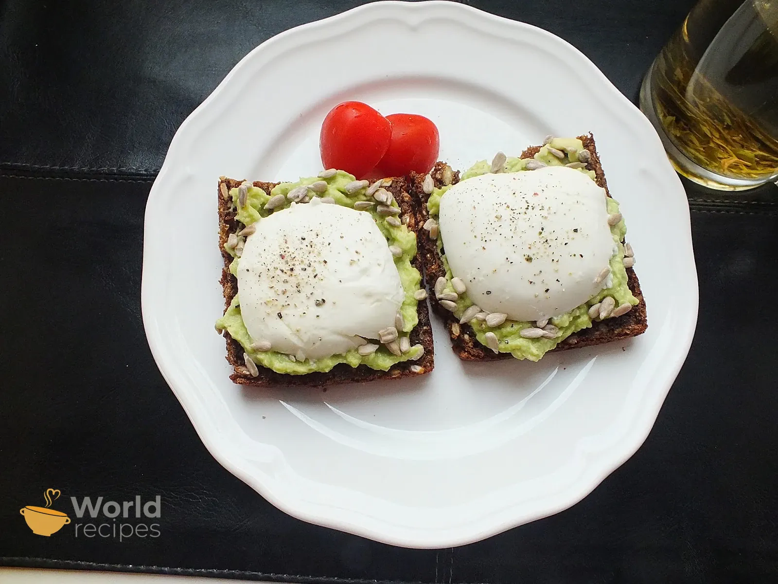 Pusryčių skrebučiai - sumuštiniai su avokadais ir mocarela sūriu