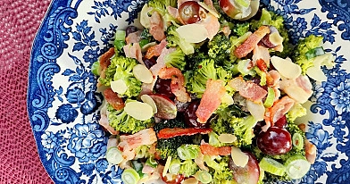 Brokolių salotos su šonine, vynuogėmis be sėklų ir migdolais