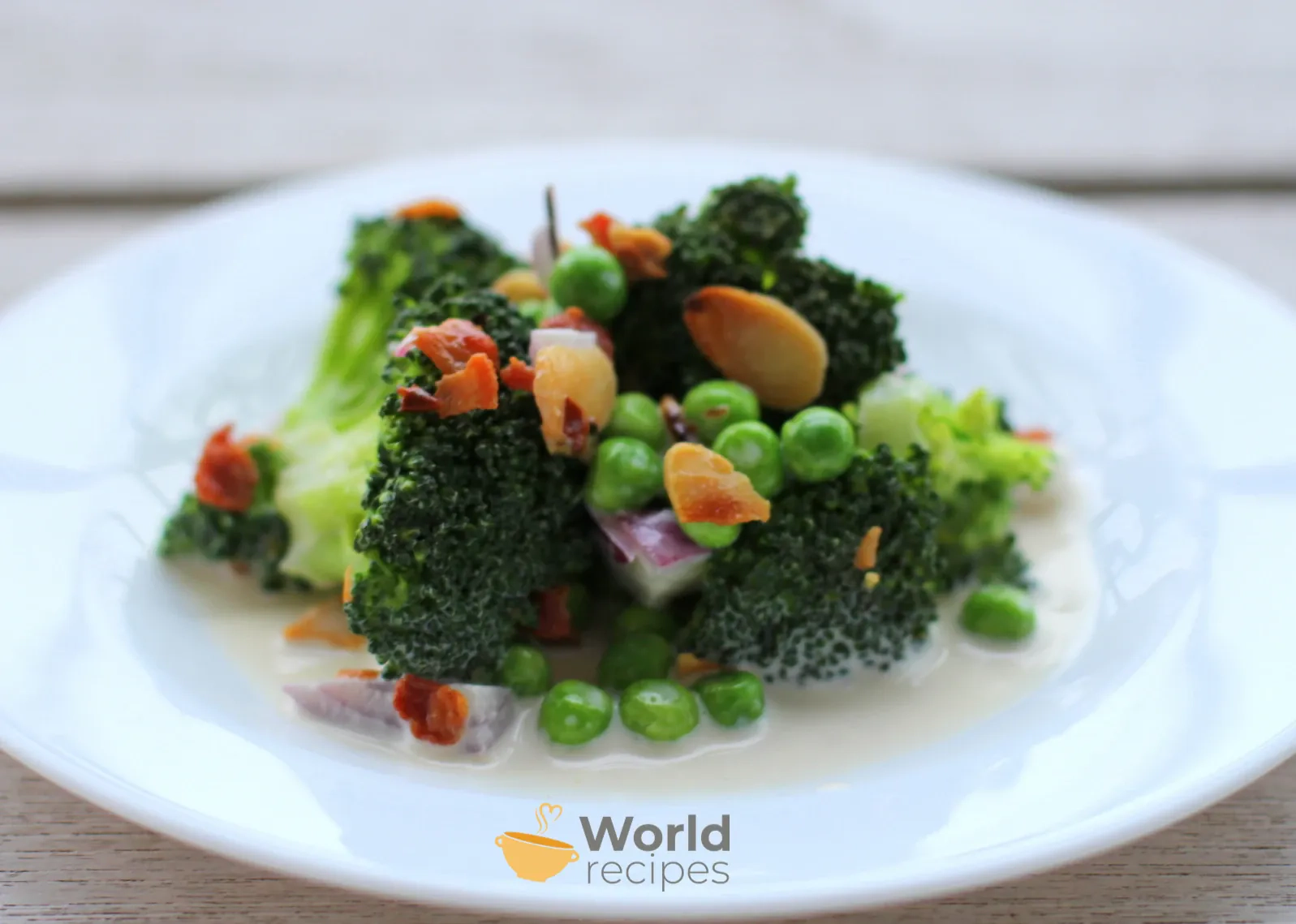 Brokolių salotos su žirneliais, migdolais ir pakepinta šonine