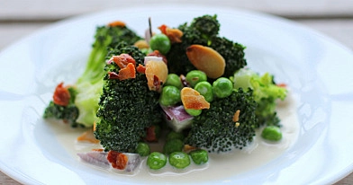Brokolių salotos su žirneliais, migdolais ir pakepinta šonine