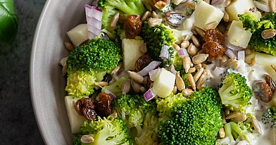 Brokolių salotos su obuoliais, morkomis ir džiovintomis spanguolėmis