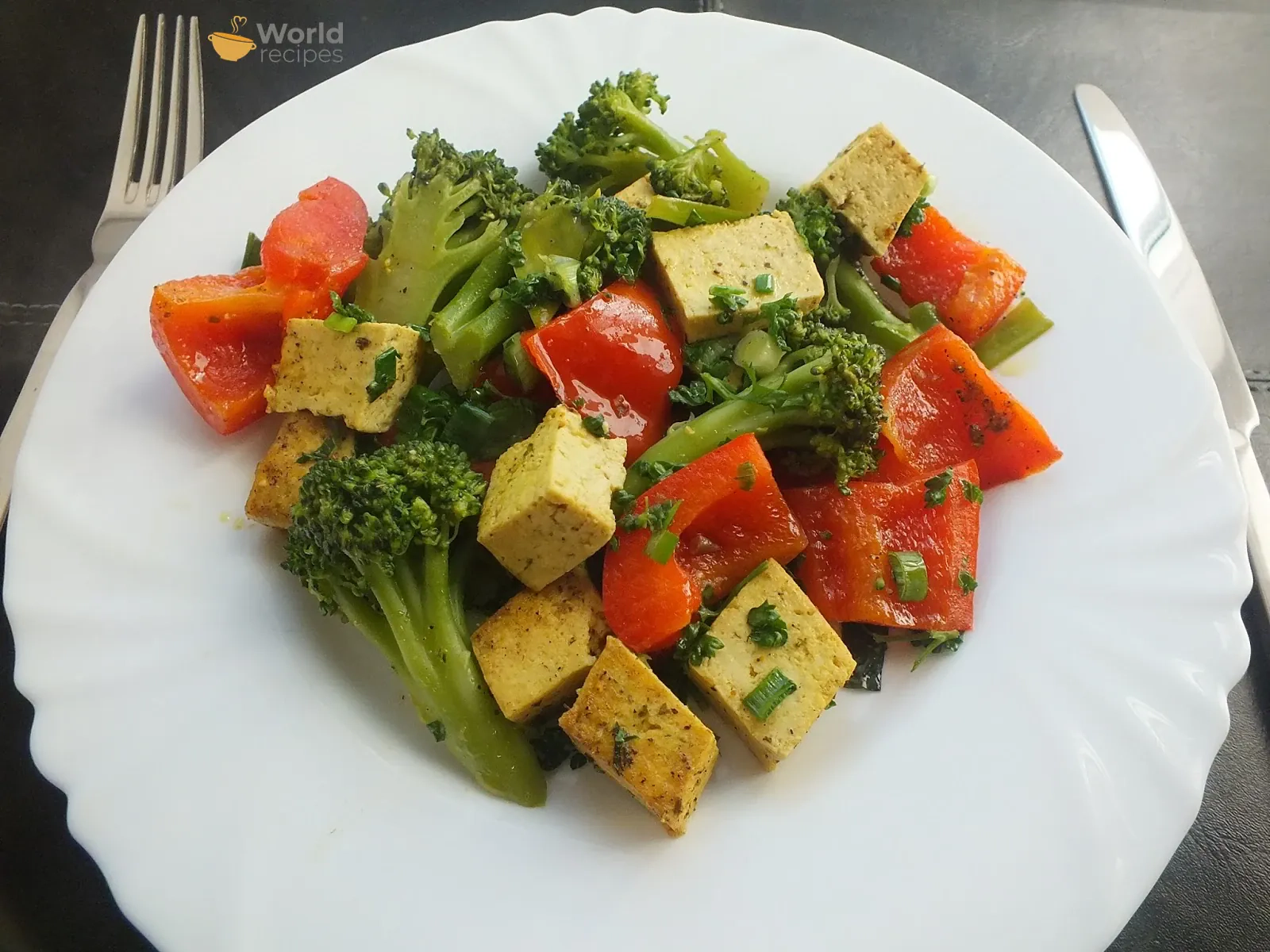 Keptas tofu su kariu ir daržovėmis