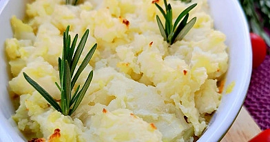 Bulvių koše užkeptos dešrelės, su morkomis ir sūriu