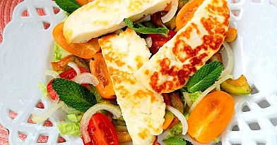 Karštos Halloumi sūrio salotos su pomidorais ir paprikomis