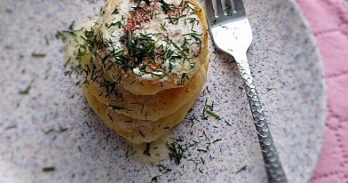 Virtų bulvių paplotėliai su varške ir grietinės-sviesto padažu