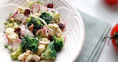 Gaivios brokolių, ridikėlių ir kalafioro salotos su majonezu padažu