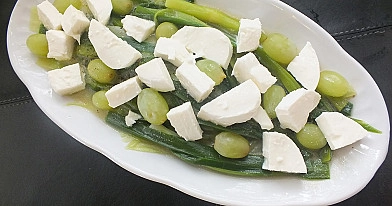 Porų ir mocarelos sūrio salotos su vynuogėmis