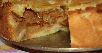 Obuolių ir žemės riešutų chalvos pyragas
