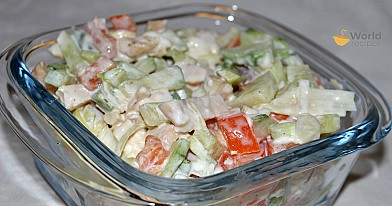Vištienos ir daržovių mišrainė (porais, pomidorais, agurkais ir paprikomis)