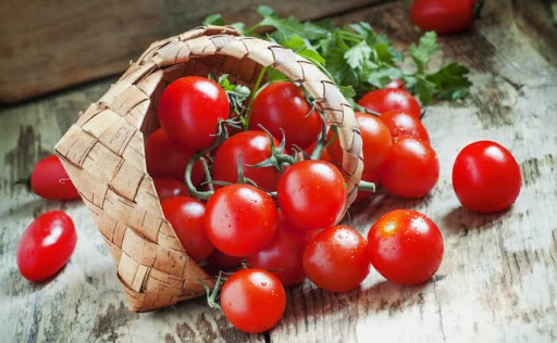 POMIDORŲ EKSPERTĖ IŠMOKĖ teisingai laistyti pomidorus – dabar jų derlius visiems daro įspūdį